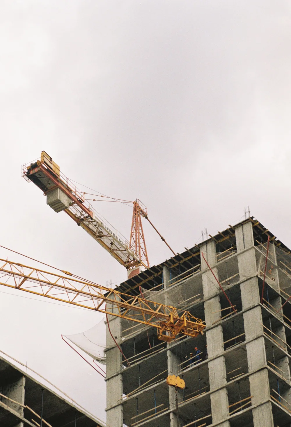 Vista de estructura de hormigón y grúas, fotografía ilustrativa de construcción